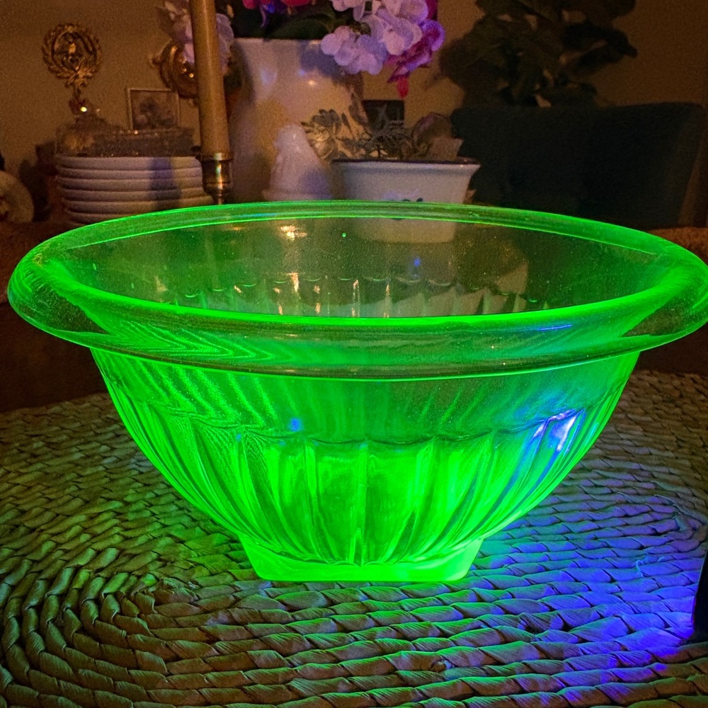 Diamond Crystal Shaker Salt Vintage Uranium Green Glass Mixing Bowl
